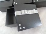 Caixa mdf preta com laço prata e strass na tampa.    10X10X5cm