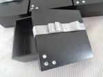 Caixa mdf preta com laço prata e strass na tampa. 10X10X5cm