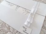 Convite 15x20cm, com envelope 180g, papel vergê telado ou linho (leve textura) ou color plus liso, laço channel duplo com strass ou meia pérola, arte 100% personalizada. Entregue embalado em saco celofane. Não acompanha o tag com nome de convidado e convite individual, os mesmos são confeccionados a parte, caso o cliente solicite. Valores sob consulta.