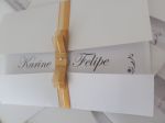 Convite 15x20cm, com envelope 180g, papel vergê telado ou linho (leve textura) ou color plus liso, laço channel duplo com strass ou meia pérola, arte 100% personalizada, Entregue embalado em saco celofane. Não acompanha o tag com nome de convidado e convite individual, os mesmos são confeccionados a parte, caso o cliente solicite. Valores sob consulta.
