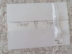 Convite 15x20cm, com envelope 180g, papel vergê telado ou linho (leve textura) ou color plus liso, laço channel duplo com strass ou meia pérola, arte 100% personalizada. Entregue embalado em saco celofane. Não acompanha o tag com nome de convidado e convite individual, os mesmos são confeccionados a parte, caso o cliente solicite. Valores sob consulta.