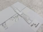 Convite 15x20cm, com envelope 180g, papel vergê telado ou linho (leve textura) ou color plus liso, laço channel duplo com strass ou meia pérola, arte 100% personalizada. Entregue embalado em saco celofane. Não acompanha o tag com nome de convidado e convite individual, os mesmos são confeccionados a parte, caso o cliente solicite. Valores sob consulta.
