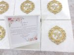 Caixa MDF 20X20X10cm, pintada e envernizada para convite padrinhos: Tampa forrada com renda, aplique mdf com iniciais dos noivos em dourado, convite interno na tampa personalizado.