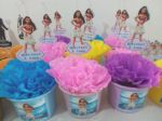Centro de mesa Moana - cores da festa: Azul, rosa, amarelo, lilás.