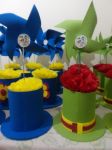 Centro de mesa Cartola Patati Patatá com cata vento, enchimento em papel crepom.