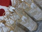 Centro de mesa garrafa decorada. Com as plaquinhas de tags e corações.