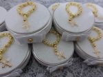 Latinha com aplique Mini tercinho na tampa, eva branco com glitter, fita de cetim branca com detalhe dourado - Latinha vazia ou com mini terço dezena pérolas dentro. . 2,00 a unid. Vazia. Com mini terço dezena pérola dentro: