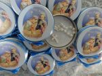 Latinha personalizada com adesivo e mini terço dezena pérolas dentro: