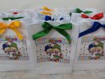 Sacolinha de papel com adesivo e laço para fechar - 22x13,5x4,2cm (A4):