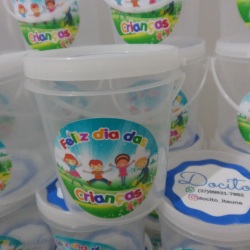 BALDINHO TRANSPARENTE COM TAMPA, 500ML, PERSONALIZADO. Dia das Crianças.