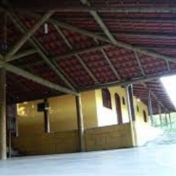 otima area rustica e cobertacom telhas americanas e madeira tratada conjulgada com uma excelente varanda com ganchos para sua rede de descanso com opo para colocar mesas e cadeiraspara seu evento!!!